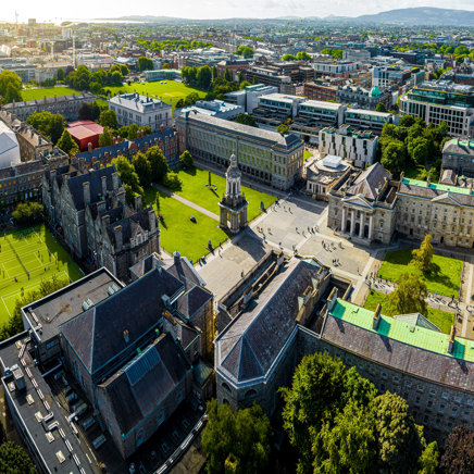Herefter går turen til Dublin, hvor vi besøger Trinity College...