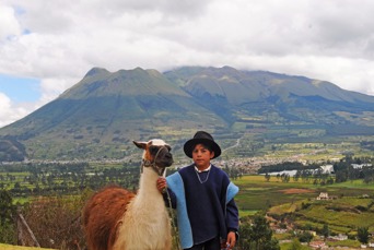 ecuador_udsigt_bjerge_mand_lama_01