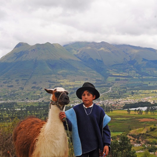 ecuador_udsigt_bjerge_mand_lama_01