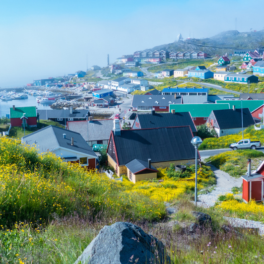 Byen er præget af de karakteristiske farverige træhuse, som klatrer op ad fjeldet omkring byen.