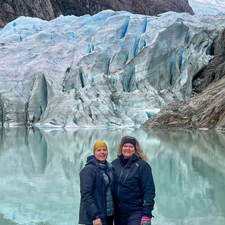 Sandra Og Louise Foran Gletsjer