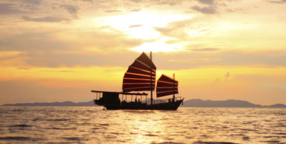 ...eller bådture blandt kalkstensklipper i den smukke Phang Nga-bugt.