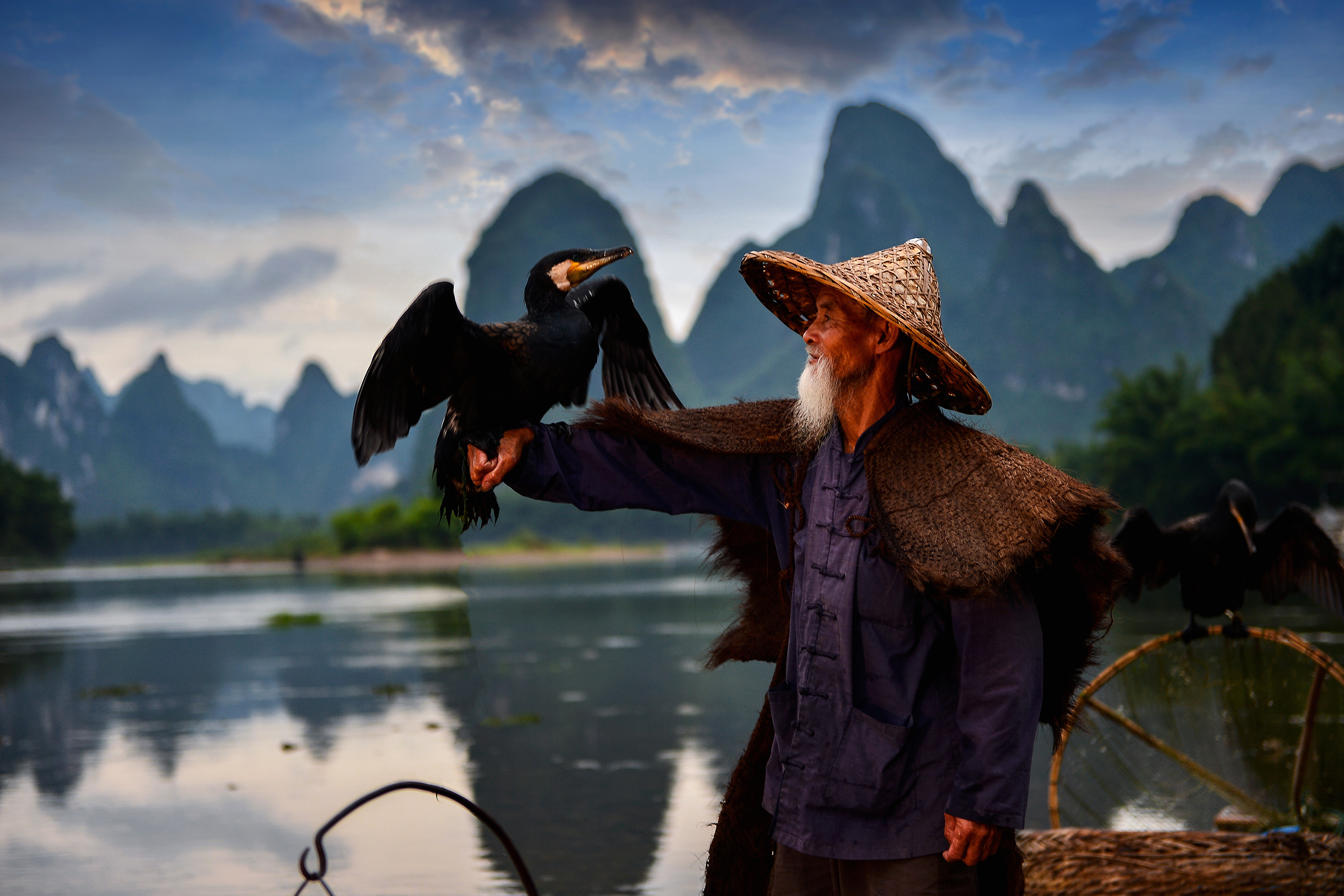 En skarvfisker i morgendisen på Li-floden