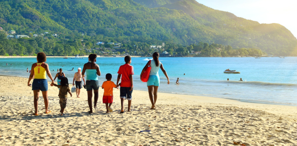 seychellerne - mahe_strand_familie_01