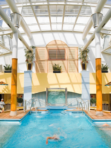 Skibet har mange dejlige faciliteter. Inklusiv indendørs swimmingpool.