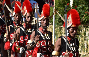 ... et af turens klare højdepunkter er Hornbillfestivalen, som er et festfyrværkeri af farverige dragter...