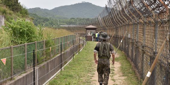 Sydkorea DMZ South Korean Soldier Patrols Border With North Korea