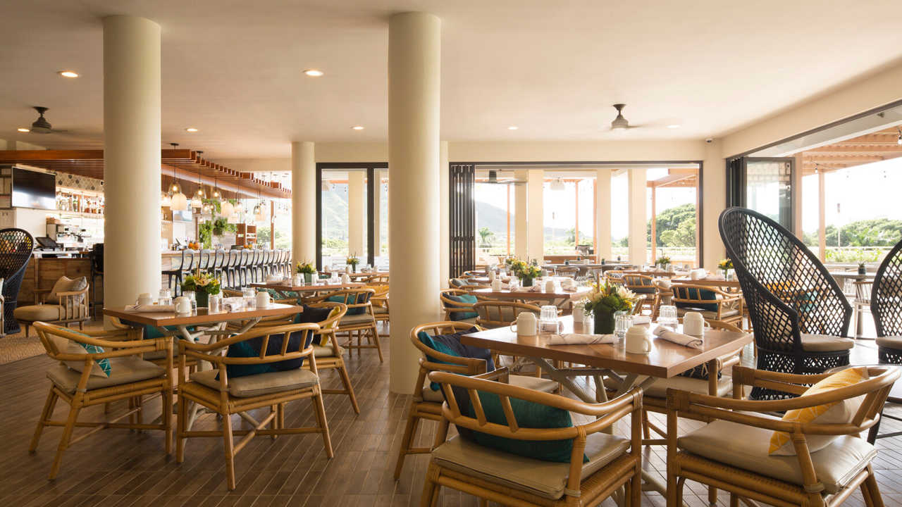 Queen Kapiolani Hotel Deck Bar 04