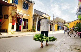 Vietnam - hoi an_gade_kvinde_kurv_01