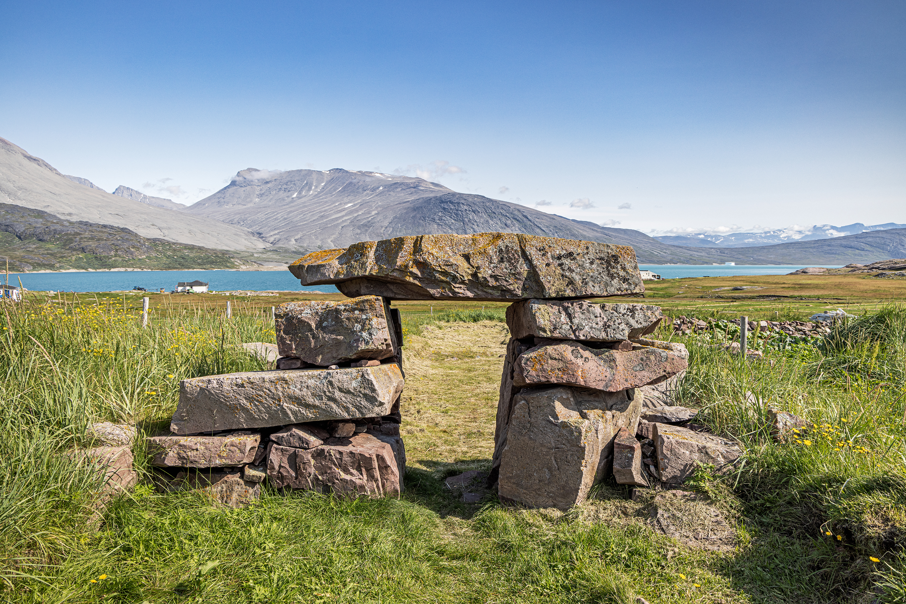 Her finder vi spor, der fører os hele vejen tilbage til Danmark via arven fra vikingerne.