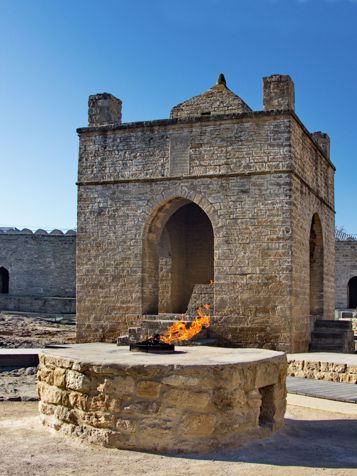 ... mens de omkringliggende seværdigheder inkluderer det fascinerende ildtempel, Ateshgah.