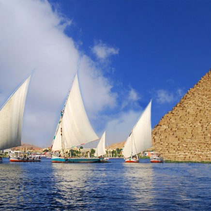 I oplever også livet på Nilen med de traditionelle både, falukas.