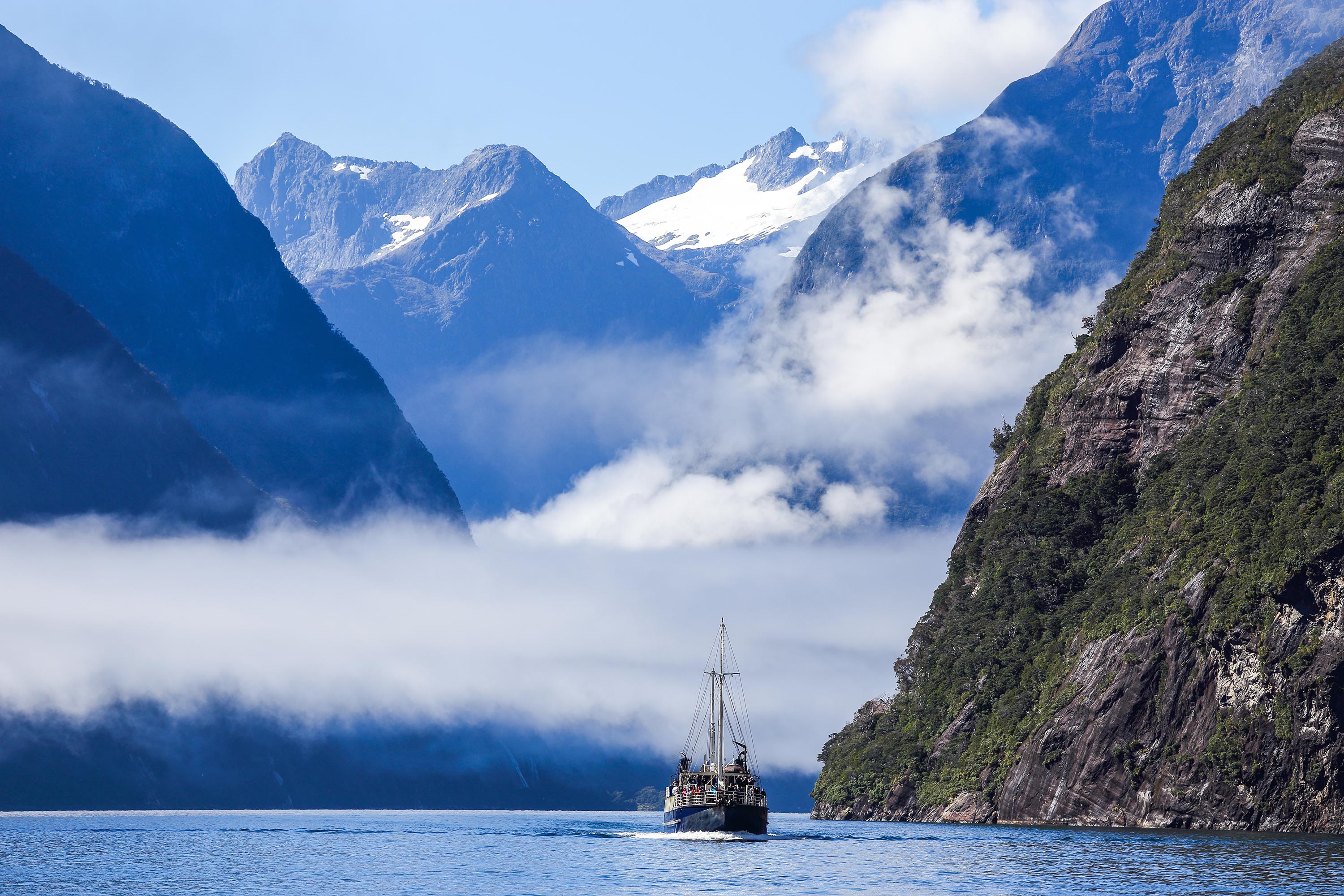 Herefter sejler vi ind i de smukke fjorde, Dusky, Doubtful og Milford Sound...