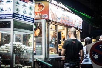 Streetfood Tour By Night Thailand Kunder Udenfor Madbod