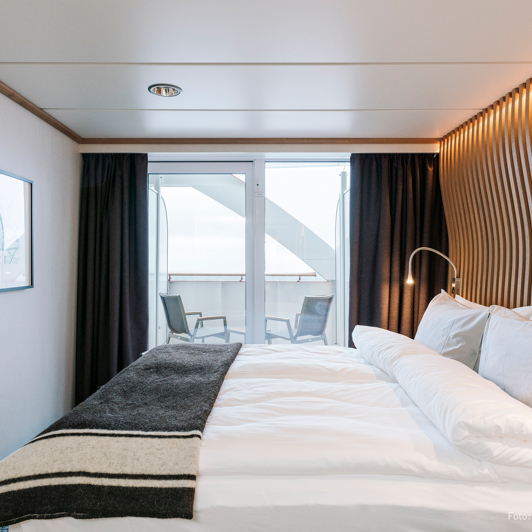 På skibet bor vi enten i Arctic Superior-kahyt med balkon.